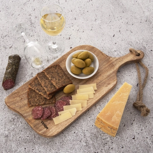 Servire elegantă a brânzeturilor și gustărilor