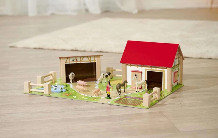 Bază colorată cu poteci, iaz și grădiniță