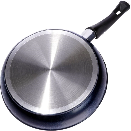 Compatibilă cu toate tipurile de plite, inclusiv inducție