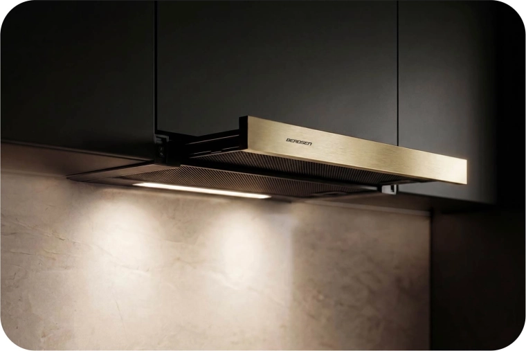 Design elegant negru-auriu pentru o bucătărie modernă