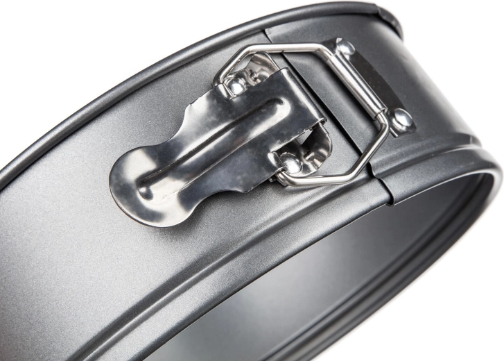 Deschidere laterală pentru îndepărtarea ușoară a tortului