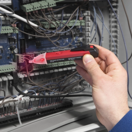 Detector de tensiune fără contact cu lanternă LED