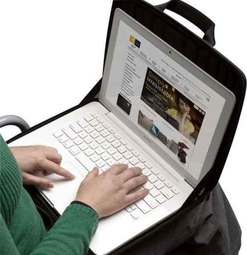 Puteți folosi laptopul direct în husă