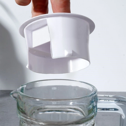 Capac practic pentru servire mai curată