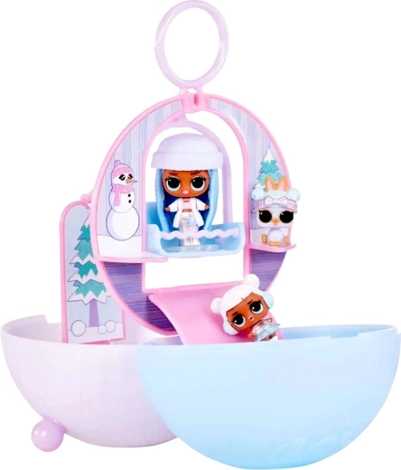 Scenă de iarnă fermecătoare în fiecare minge