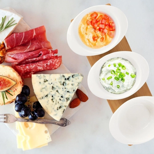 Boluri și lingurițe din porțelan pentru servire facilă