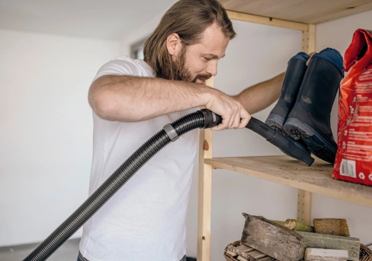 Depozitare inteligentă a accesoriilor și a furtunului pe capul aparatului