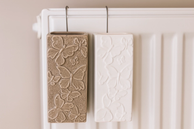 Ceramică elegantă cu relief de fluturi