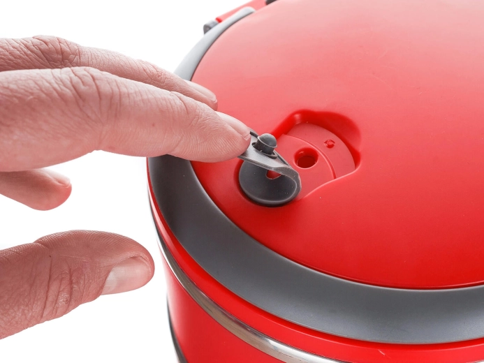 Capac etanș cu supapă pentru deschidere în siguranță