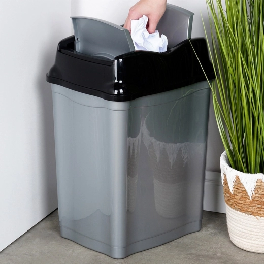 Capac basculant pentru utilizare mai curată și mai comodă