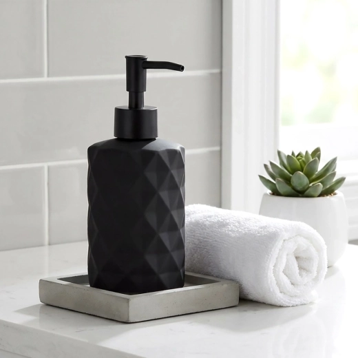 Organizare stilată lângă lavoar și chiuvetă