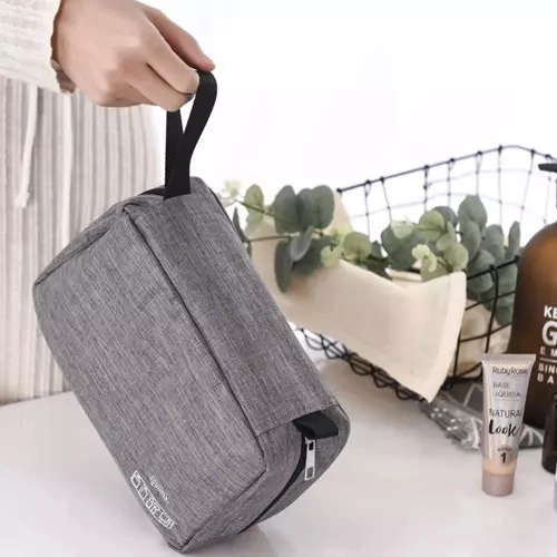 Material impermeabil, fermoar și mâner practic