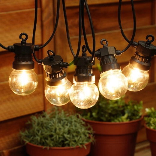 Iluminare ambientală caldă pentru terase și grădini