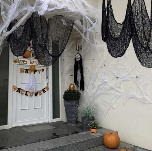 Ideală pentru Halloween și petreceri tematice