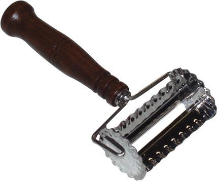 Tăietor cu rotiță pentru tuburi 6 × 4 cm inox cu mâner din lemn