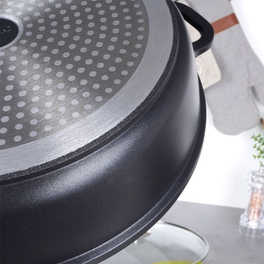 Compatibilă cu toate tipurile de plite, inclusiv inducție