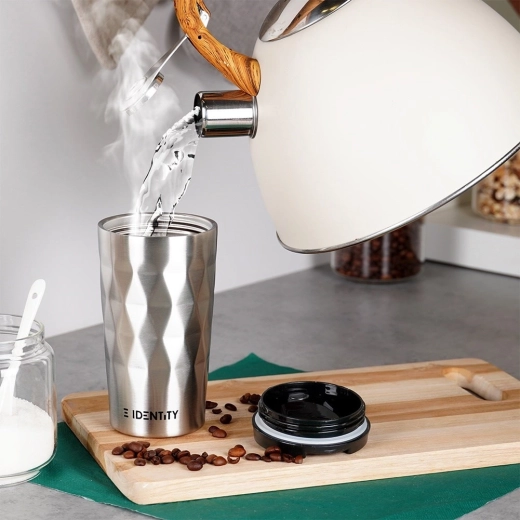 Menținere îndelungată a temperaturii datorită izolației în vacuum