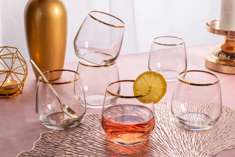 Capacitate practică de 370 ml pentru băuturi reci