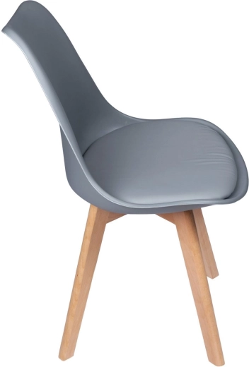 Combinația de gri și lemn natural în stil scandinav