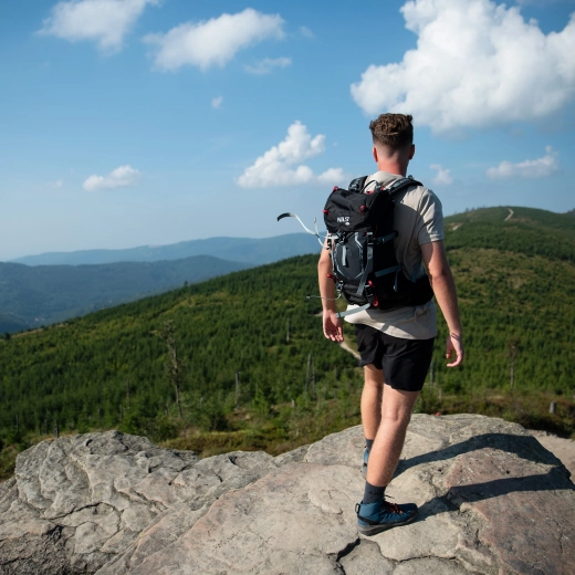 Compatibilitate cu rezervor de hidratare pentru a bea din mers