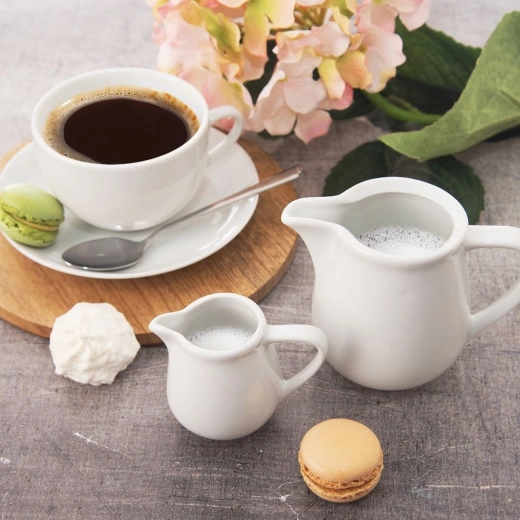 Servire stilată alături de cafea
