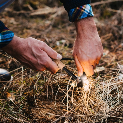 Scântei puternice pentru aprinderea rapidă a focului