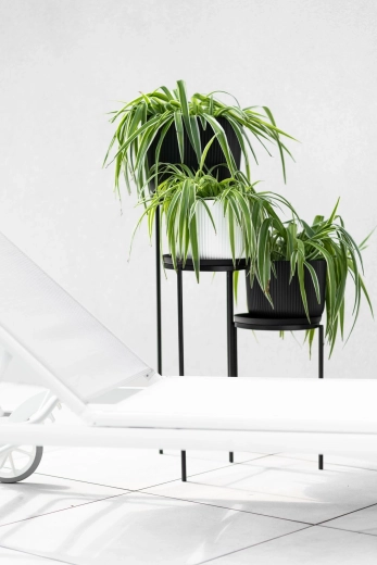Design metalic minimalist pentru interioare moderne