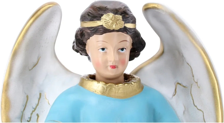 Detalii realizate manual și accente aurii