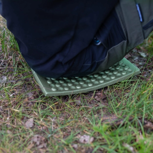 Ședere și îngenunchere confortabile pe teren