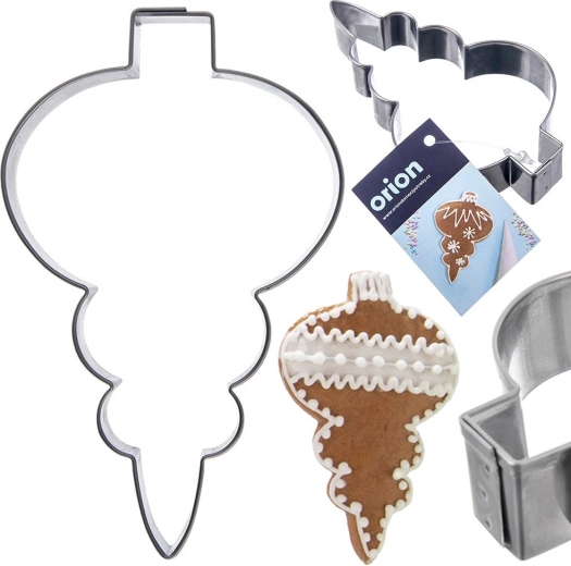 Motiv de Crăciun care iese în evidență pe biscuiți și turtă dulce