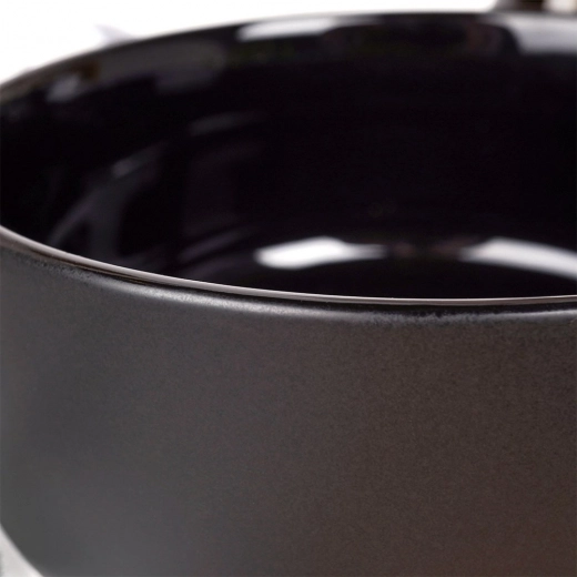 Contrast elegant: mat la exterior, luciu la interior