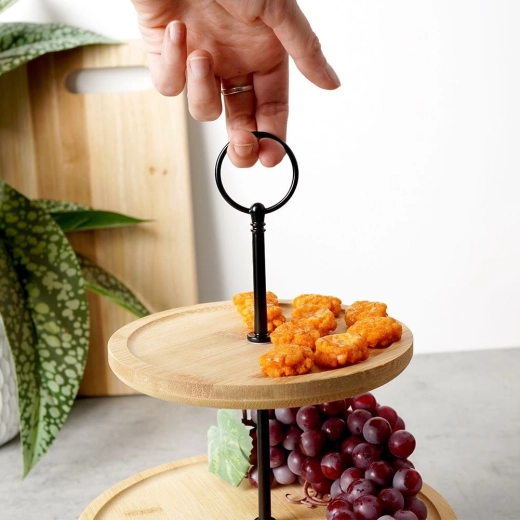 Construcție metalică solidă cu mâner