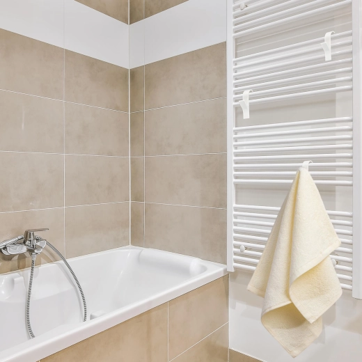 Ordine lângă radiator și în baie