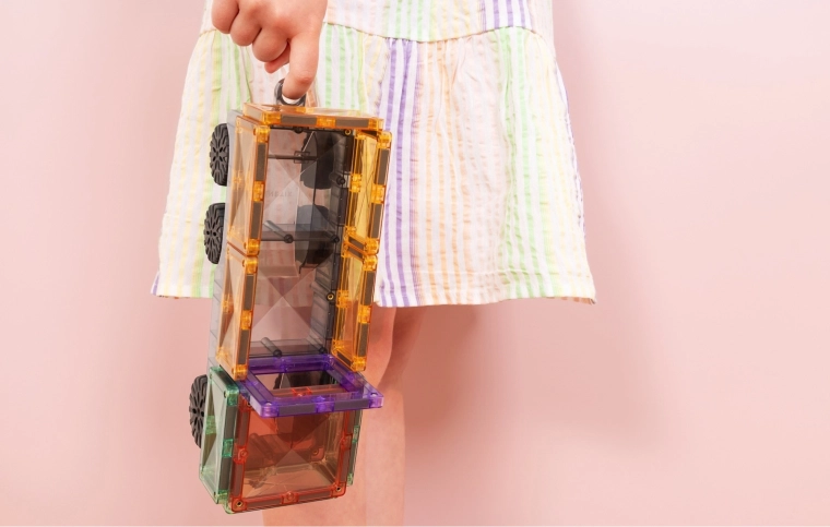 Culori pastel, piese transparente și învățare prin joc