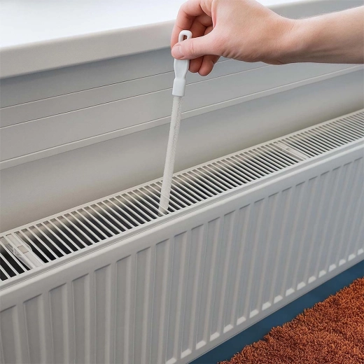 Ajunge între lamelele radiatorului