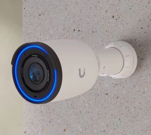 Zoom optic 2,36× pentru apropiere detaliată