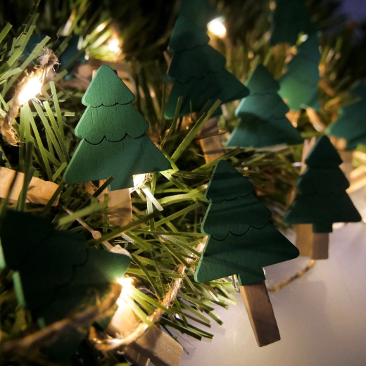 Șir luminos LED pe baterii cu cleme din lemn în formă de brăduți