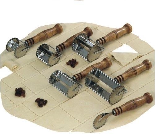 Tăietor pentru aluat 8 × 8 cm din inox cu mâner din lemn