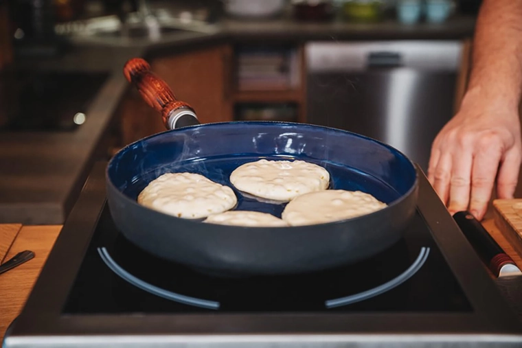 Compatibilă cu inducția și toate tipurile de aragazuri