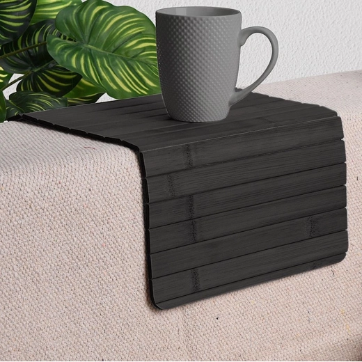 Suprafață stabilă pe brațul canapelei