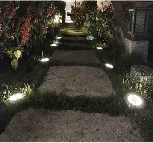 Iluminare stilată a aleilor din grădină