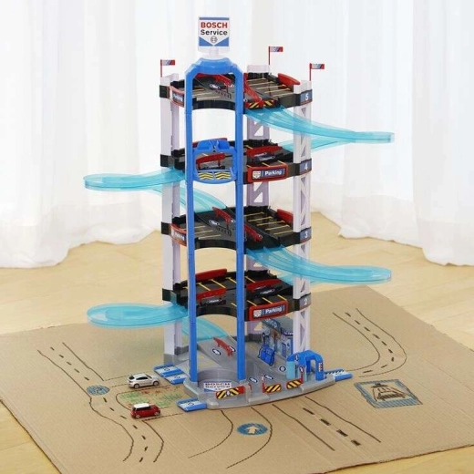 Cinci etaje de distracție la curse