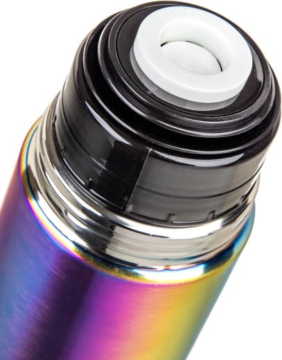 Capac cu buton pentru turnare comodă