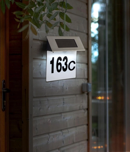 Număr de casă vizibil ziua și noaptea