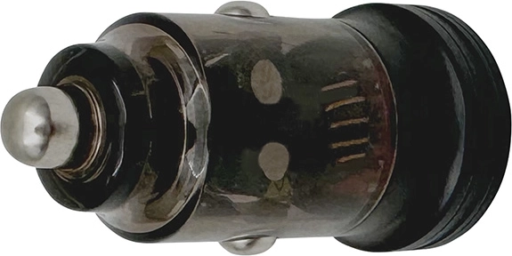 Design compact pentru priza auto 12–24 V