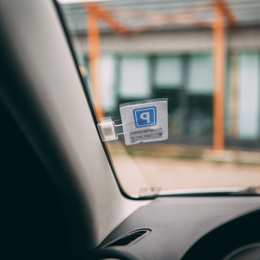 Suport autoadeziv pentru tichetul de parcare