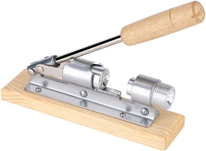 Dispozitiv din oțel pentru desfacerea nucilor pe bază din lemn – spărgător cu pârghie