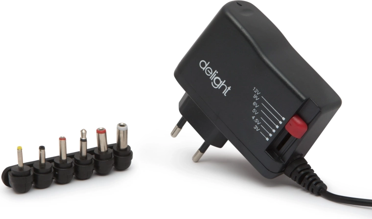 Adaptor de alimentare universal cu conectori interschimbabili