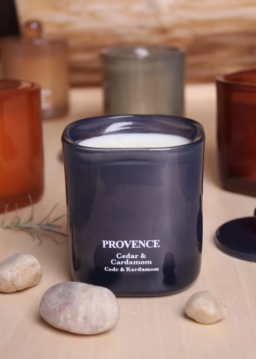 Lumânare parfumată în pahar Provence cedru și cardamom 25 h