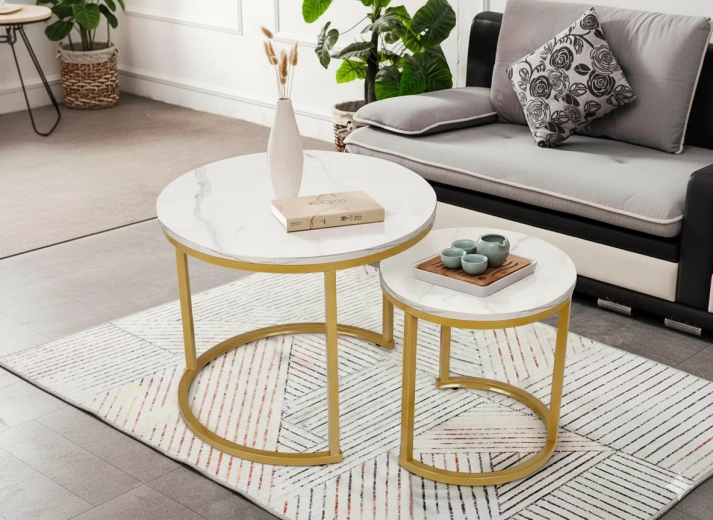 Set de două măsuțe de cafea rotunde cu decor de marmură, metal auriu
